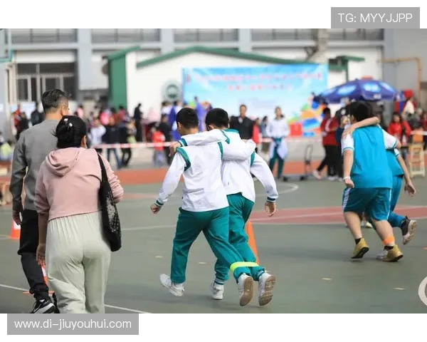 足球沙袋训练全面提升球员力量速度与灵活协调能力研究